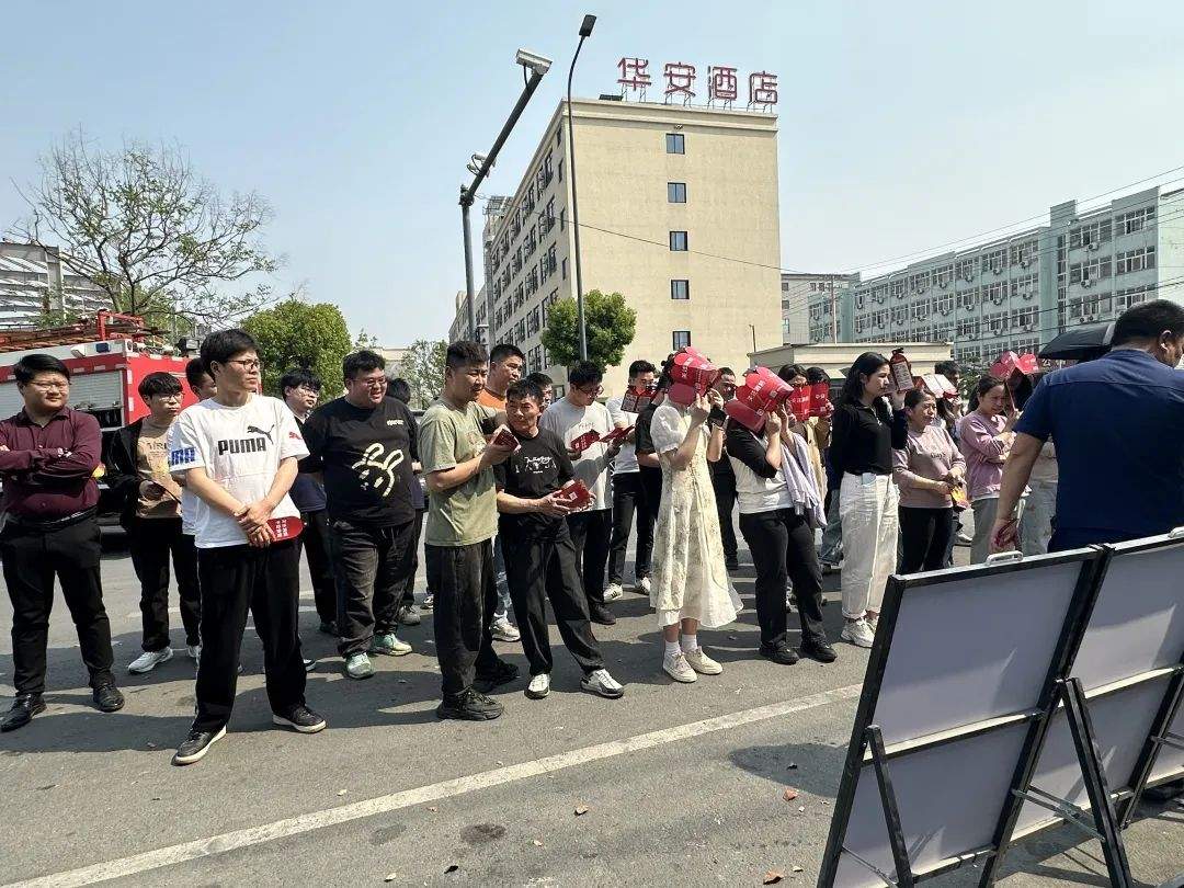 강력한 안전 방화벽을 구축하기 위해 기업에서 소방 실습 연습이 진행됩니다.