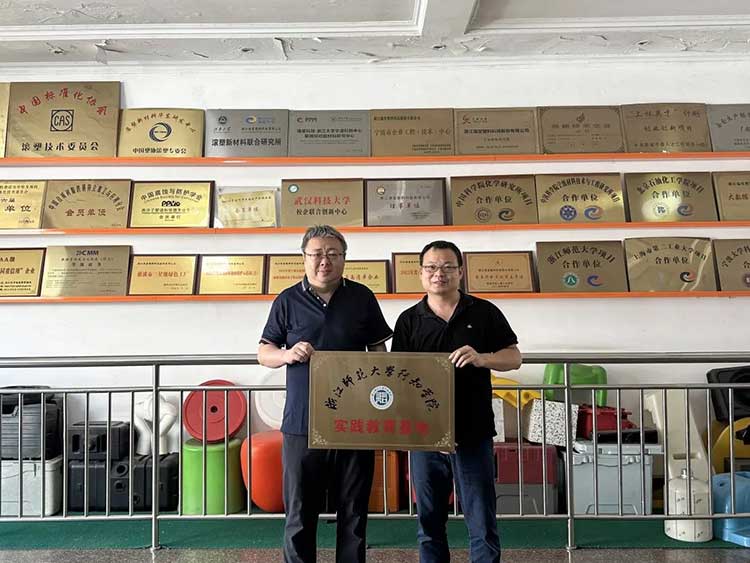 Ruitang Technology는 Zhejiang Normal University Xingzhi College와 함께 실용 교육 기반을 공동으로 구축하여 산업 및 교육 통합에 새로운 장을 열었습니다.